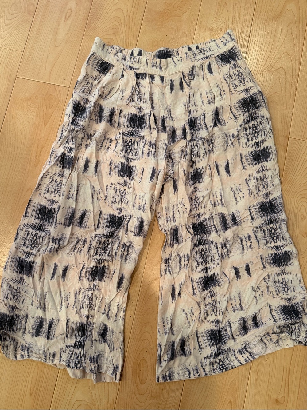elevenses by Anthropology Cream and Pink with Navy Brushstroke Cropped Pant